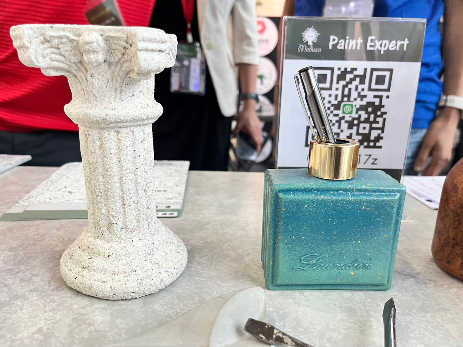 華彩塗料在2023高雄建材展展位，展示多樣仿石塗料與藝術塗料產品，吸引建築師與設計師洽詢外牆翻新與低碳建材方案。