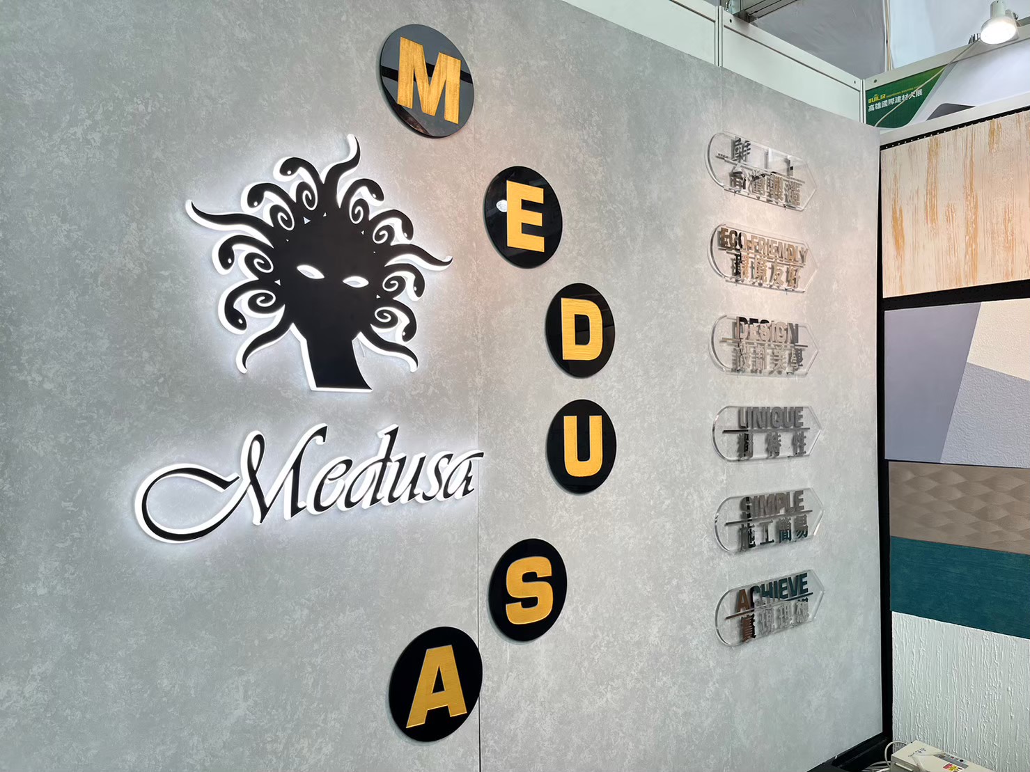 華彩塗料在2023高雄建材展展位，展示多樣仿石塗料與藝術塗料產品，吸引建築師與設計師洽詢外牆翻新與低碳建材方案。